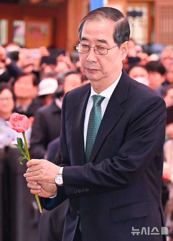 [서울=뉴시스] 최진석 기자 = 한덕수 무소속 대선 예비후보가 5일 서울 종로구 조계사에서 열린 부처님오신날 봉축법요식 육법공양에서 헌화를 위해 이동하고 있다. (대통령실통신사진기자단) 2025.05.05. myjs@newsis.com