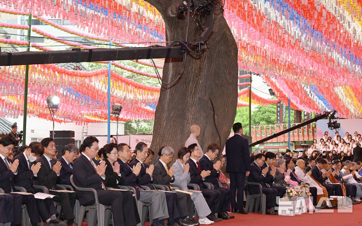 [서울=뉴시스] 최진석 기자 = 5일 서울 종로구 조계사에서 부처님오신날 봉축법요식이 열리고 있다. 앞줄 왼쪽부터 천하람 개혁신당 대표 권한대행, 김선민 조국혁신당 대표 권한대행, 권영세 국민의힘 비상대책위원장, 한덕수 무소속 대선 예비후보, 권영국 정의당 대선 후보, 김재연 진보당 대선 후보, 김문수 국민의힘 대선 후보, 이재명 더불어민주당 대선 후보. (대통령실통신사진기자단) 2025.05.05. myjs@newsis.com
