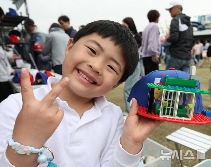 [서울=뉴시스] 조수정 기자 = 103주년 어린이날인 5일 서울 종로구 광화문광장에서 어린이들이 '펀펀한 광화문광장' 행사에 참여해 블럭놀이를 즐기고 있다. 2025.05.03. chocrystal@newsis.com