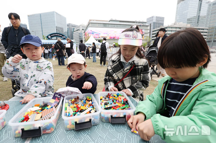 [서울=뉴시스] 조수정 기자 = 103주년 어린이날인 5일 서울 종로구 광화문광장에서 어린이들이 '펀펀한 광화문광장' 행사에 참여해 블럭놀이를 즐기고 있다. 2025.05.03. chocrystal@newsis.com