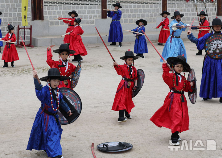 [서울=뉴시스] 조수정 기자 = 103주년 어린이날인 5일 서울 종로구 경복궁에서 어린이들이 조선시대 군인이 되어보는 갑사 취재(甲士 取材) 체험을 하고 있다. 갑사 취재는 조선시대 직업군인인 갑사를 선발하는 시험제도다. 2025.05.03. chocrystal@newsis.com