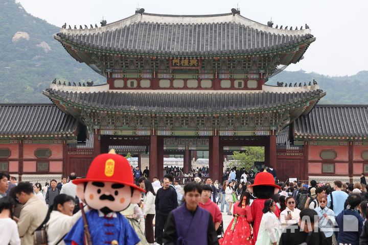 [서울=뉴시스] 조수정 기자 = 103주년 어린이날인 5일 서울 종로구 경복궁에서 어린이와 가족, 관광객들이 어린이날 특별행사에 참여하기 위해 인산인해를 이루고 있다. 2025.05.03. chocrystal@newsis.com