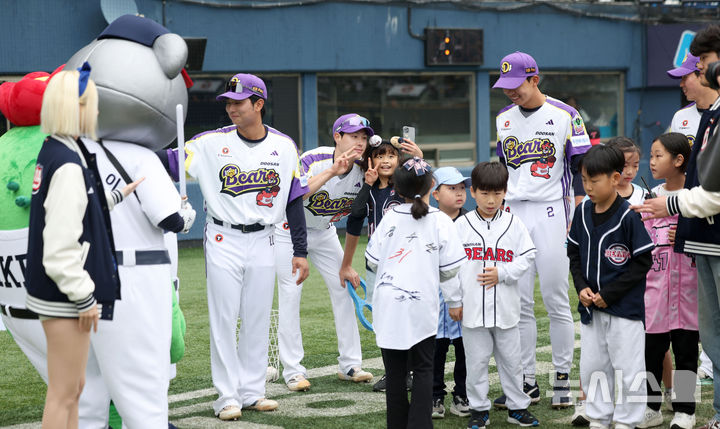 [서울=뉴시스] 김선웅 기자 = 어린이날인 5일 서울 송파구 잠실야구장에서 열린 2025 프로야구 LG 트윈스 vs 두산 베어스의 경기 시작 전 두산 선수들과 어린이 야구팬들이 어린이날 미니 올림픽 이벤트를 마친 뒤 기념사진을 촬영하고 있다. 2025.05.05. mangusta@newsis.com