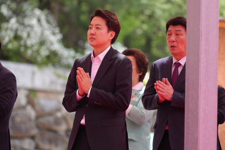 [서울=뉴시스] 권창회 기자 = 이준석 개혁신당 대선 후보가 5일 대구 동화사에서 열린 봉축대법회 참석해 기도 올리고 있다. (사진=이준석 캠프 제공) 2025.05.05. photo@newsis.com *재판매 및 DB 금지