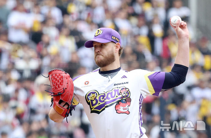 [서울=뉴시스] 김선웅 기자 = 어린이날인 5일 서울 송파구 잠실야구장에서 열린 2025 프로야구 LG 트윈스 vs 두산 베어스의 경기, 두산 선발투수 콜어빈이 역투하고 있다. 2025.05.05. mangusta@newsis.com