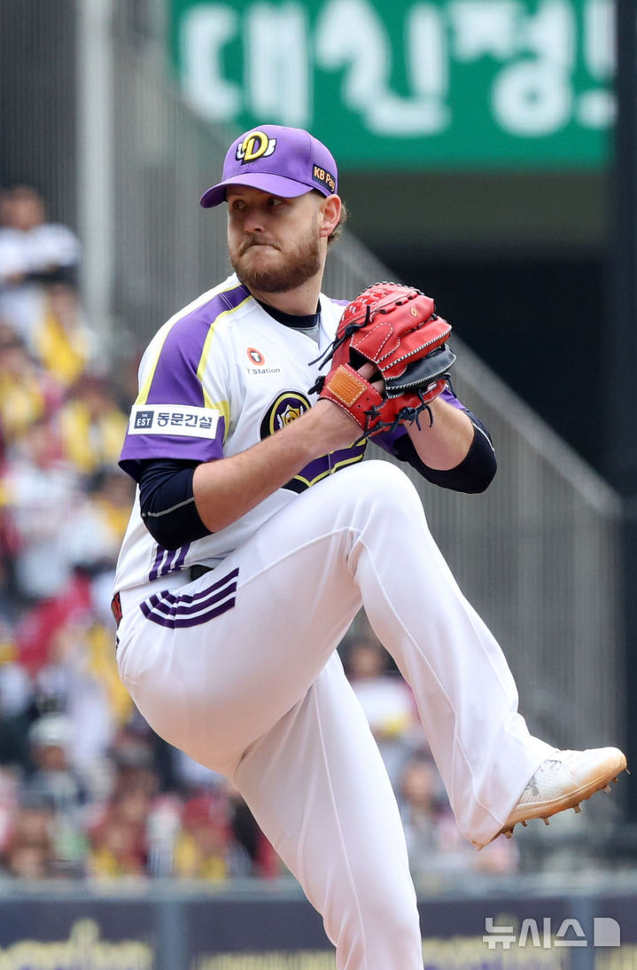 [서울=뉴시스] 김선웅 기자 = 어린이날인 5일 서울 송파구 잠실야구장에서 열린 2025 프로야구 LG 트윈스 vs 두산 베어스의 경기, 두산 선발투수 콜어빈이 역투하고 있다. 2025.05.05. mangusta@newsis.com