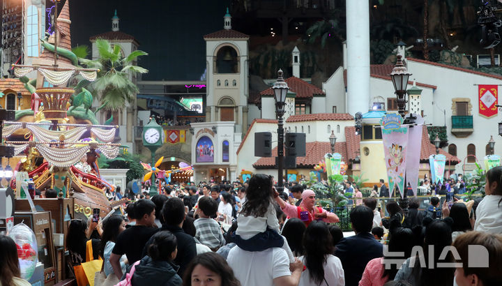 [서울=뉴시스] 김혜진 기자 = 어린이날인 5일 서울 송파구 롯데월드가 방문객들로 붐비고 있다. 2025.05.05. jini@newsis.com
