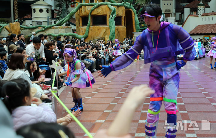 [서울=뉴시스] 김혜진 기자 = 어린이날인 5일 서울 송파구 롯데월드를 찾은 방문객들이 퍼레이드 공연을 관람하고 있다. 2025.05.05. jini@newsis.com