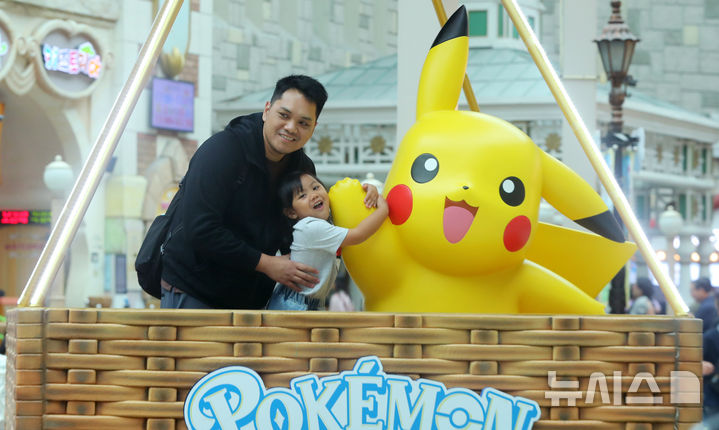 [서울=뉴시스] 김혜진 기자 = 어린이날인 5일 서울 송파구 롯데월드에서 방문객들이 피카츄 인형과 사진을 찍고 있다. 2025.05.05. jini@newsis.com