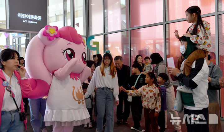 [광주=뉴시스] 변재훈 기자 = 어린이날인 5일 오후 광주 동구 국립아시아문화전당 어린이문화원 일대에서 열린 어린이·가족문화축제 하우 펀(HOW FUN)11 행사장에서 어린이들이 인기 캐릭터가 행진하자 반갑게 인사하고 있다. 2025.05.05. wisdom21@newsis.com