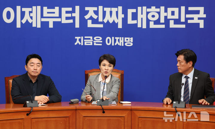 [서울=뉴시스] 권창회 기자 = 강금실 더불어민주당 총괄선거대책위원장이 5일 서울 여의도 국회에서 기자간담회를 갖고 발언하고 있다. 2025.05.05. kch0523@newsis.com