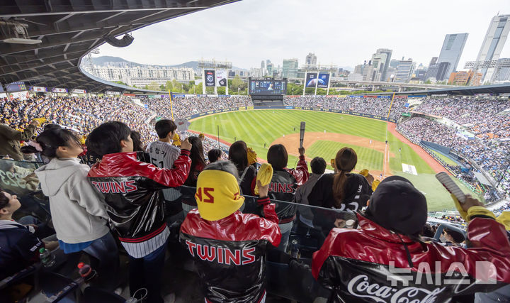 [서울=뉴시스] 김선웅 기자 = 어린이날인 5일 서울 송파구 잠실야구장에서 열린 2025 프로야구 LG 트윈스 vs 두산 베어스의 경기, 야구팬들이 경기를 관람하며 응원전을 펼치고 있다. 2025.05.05. mangusta@newsis.com