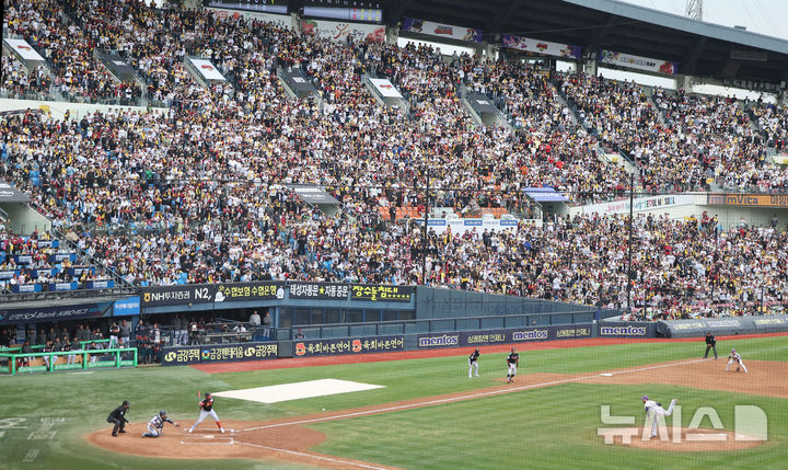 [서울=뉴시스] 김선웅 기자 = 어린이날인 5일 서울 송파구 잠실야구장에서 열린 2025 프로야구 LG 트윈스 vs 두산 베어스의 경기, 야구팬들이 경기를 관람하고 있다. 2025.05.05. mangusta@newsis.com