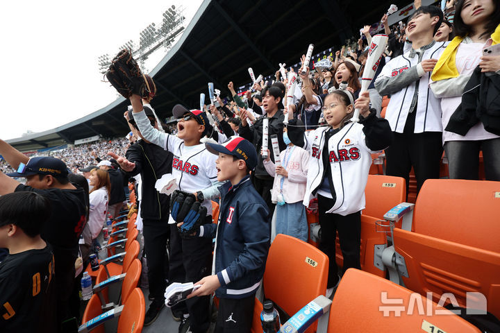 [서울=뉴시스] 김선웅 기자 = 어린이날인 5일 서울 송파구 잠실야구장에서 열린 2025 프로야구 LG 트윈스 vs 두산 베어스의 경기, 어린이 야구팬이 열띤 응원을 펼치고 있다. 2025.05.05. mangusta@newsis.com