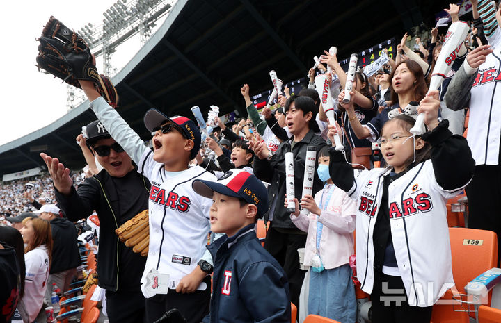 [서울=뉴시스] 김선웅 기자 = 어린이날인 5일 서울 송파구 잠실야구장에서 열린 2025 프로야구 LG 트윈스 vs 두산 베어스의 경기, 어린이 야구팬이 열띤 응원을 펼치고 있다. 2025.05.05. mangusta@newsis.com
