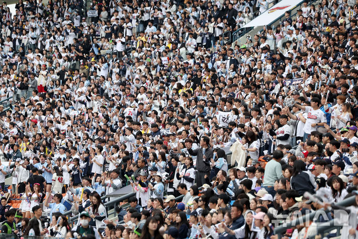 [서울=뉴시스] 김선웅 기자 = 어린이날인 5일 서울 송파구 잠실야구장에서 열린 2025 프로야구 LG 트윈스 vs 두산 베어스의 경기, 야구팬들이 경기를 관람하고 있다. 2025.05.05. mangusta@newsis.com