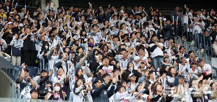 [서울=뉴시스] 김선웅 기자 = 어린이날인 5일 서울 송파구 잠실야구장에서 열린 2025 프로야구 LG 트윈스 vs 두산 베어스의 경기, 야구팬들이 경기를 관람하고 있다. 2025.05.05. mangusta@newsis.com