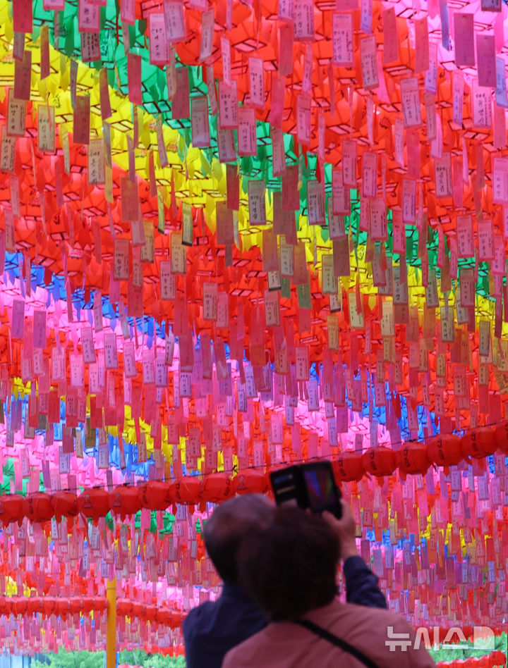 [서울=뉴시스] 조수정 기자 = 불기 2569년 부처님오신날인 5일 서울 종로구 조계사에서 신도와 내방객이 연등을 사진으로 남기고 있다. 2025.05.05. chocrystal@newsis.com