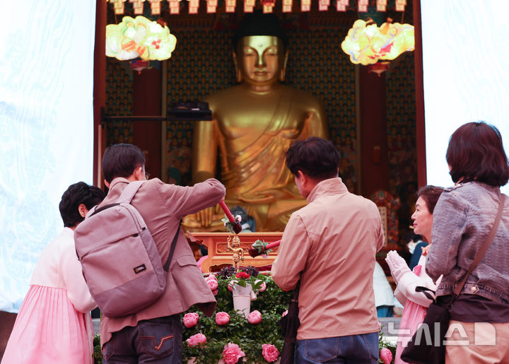 [서울=뉴시스] 조수정 기자 = 불기 2569년 부처님오신날인 5일 서울 종로구 조계사에서 신도와 내방객들이 관불의식을 하고 있다. 2025.05.05. chocrystal@newsis.com