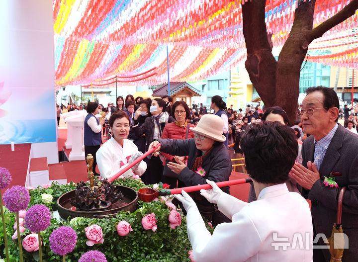 [서울=뉴시스] 조수정 기자 = 불기 2569년 부처님오신날인 5일 서울 종로구 조계사에서 신도와 내방객들이 관불의식을 하고 있다. 2025.05.05. chocrystal@newsis.com