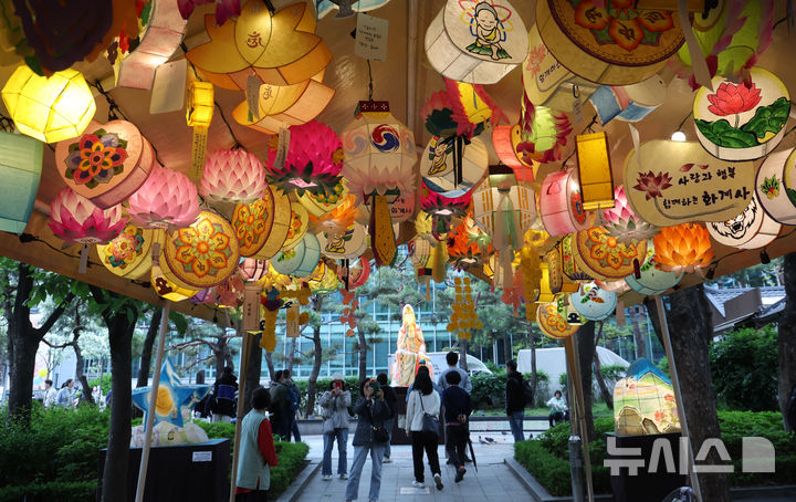 [서울=뉴시스] 조수정 기자 = 불기 2569년 부처님오신날인 5일 서울 종로구 조계사에서 신도 등 내방객들이 연등 전시를 관람하고 있다. 2025.05.05. chocrystal@newsis.com