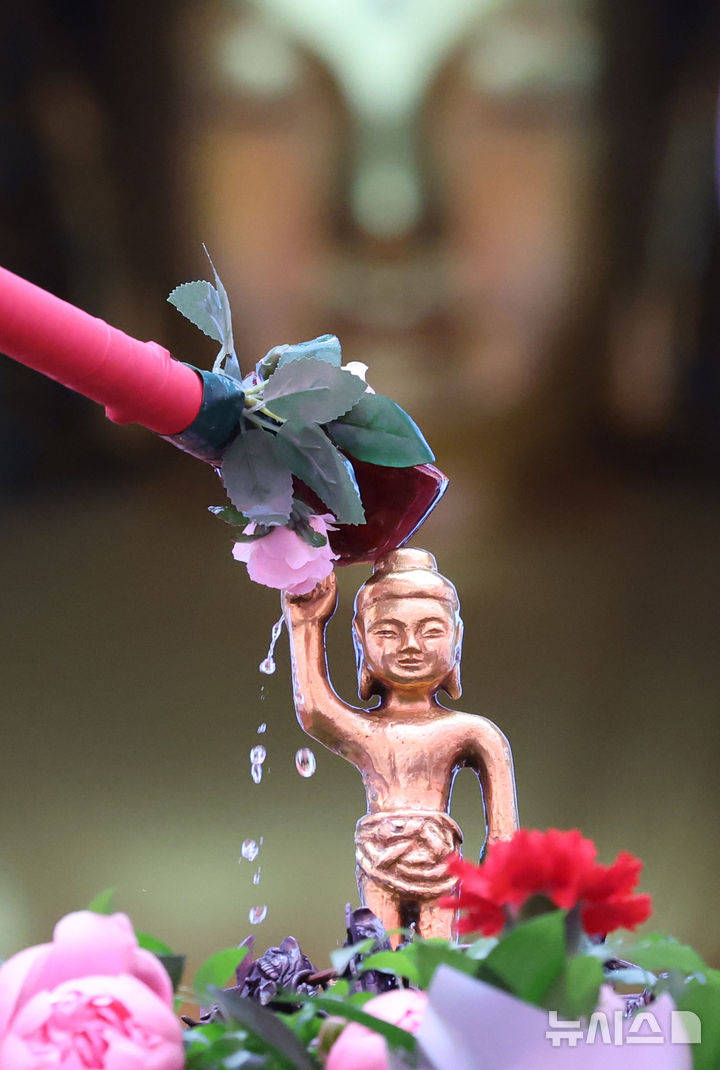 [서울=뉴시스] 조수정 기자 = 불기 2569년 부처님오신날인 5일 서울 종로구 조계사에서 신도와 내방객들이 관불의식을 하고 있다. 2025.05.05. chocrystal@newsis.com