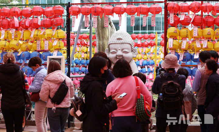 [서울=뉴시스] 조수정 기자 = 불기 2569년 부처님오신날인 5일 서울 종로구 조계사에서 신도와 내방객들이 연등과 불상 등을 사진으로 남기고 있다. 2025.05.05. chocrystal@newsis.com