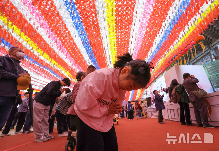 [서울=뉴시스] 조수정 기자 = 불기 2569년 부처님오신날인 5일 서울 종로구 조계사에서 한 어린이가 합장을 하고 있다. 2025.05.05. chocrystal@newsis.com