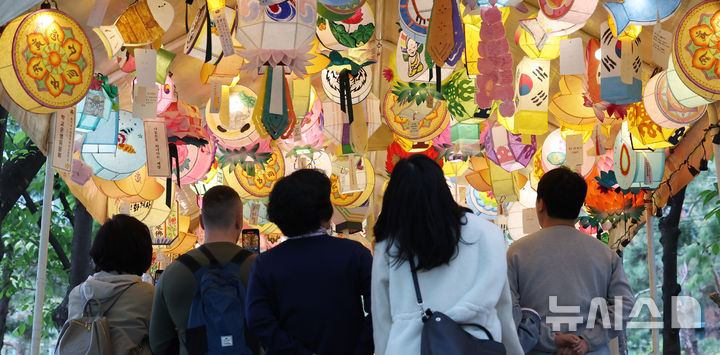 [서울=뉴시스] 조수정 기자 = 불기 2569년 부처님오신날인 5일 서울 종로구 조계사에서 신도 등 내방객들이 연등 전시를 관람하고 있다. 2025.05.05. chocrystal@newsis.com