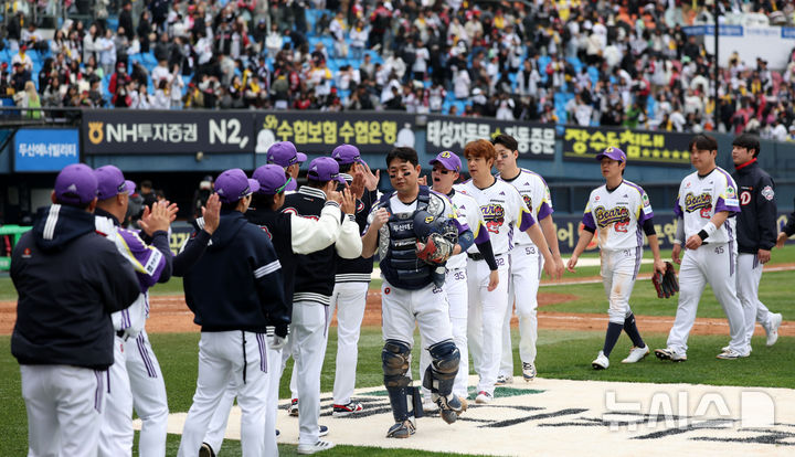 [서울=뉴시스] 김선웅 기자 = 어린이날인 5일 서울 송파구 잠실야구장에서 열린 2025 프로야구 LG 트윈스 vs 두산 베어스의 경기, 5-2로 LG에 승리를 거둔 두산 선수들이 자축하고 있다. 2025.05.05. mangusta@newsis.com