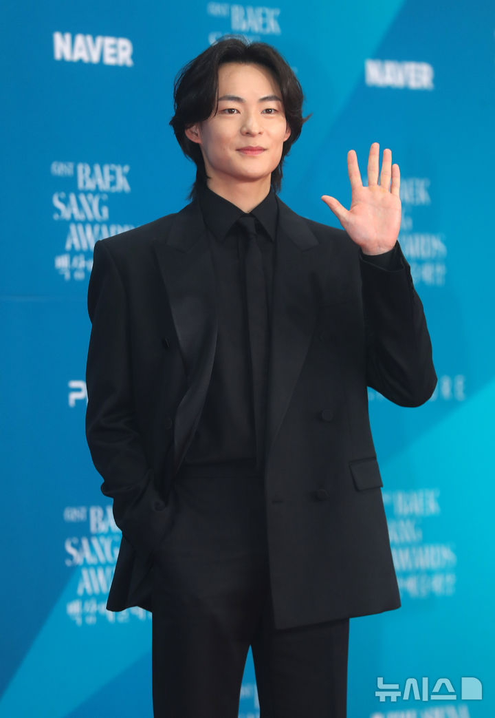 [서울=뉴시스] 김혜진 기자 = 배우 송건희가 5일 오후 서울 강남구 코엑스에서 열린 제61회 백상예술대상 시상식에서 포즈를 취하고 있다. 2025.05.05. jini@newsis.com