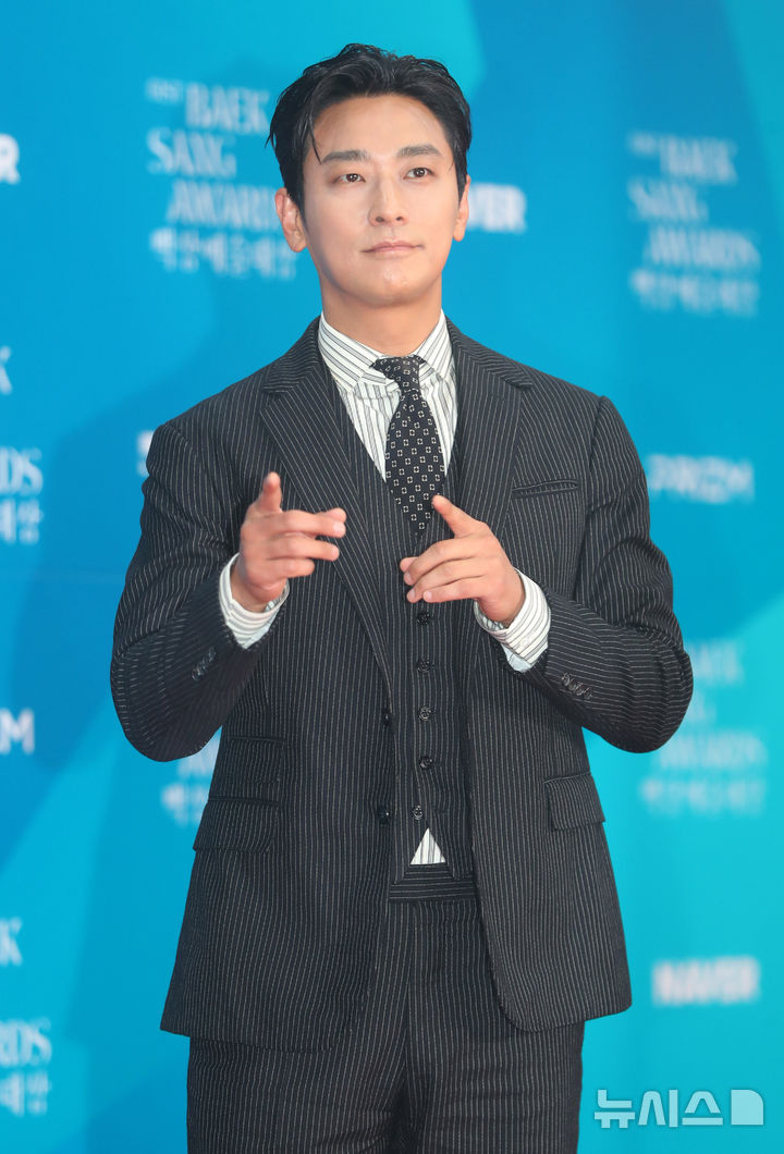 [서울=뉴시스] 김혜진 기자 = 배우 주지훈이 5일 오후 서울 강남구 코엑스에서 열린 제61회 백상예술대상 시상식에서 포즈를 취하고 있다. 2025.05.05. jini@newsis.com