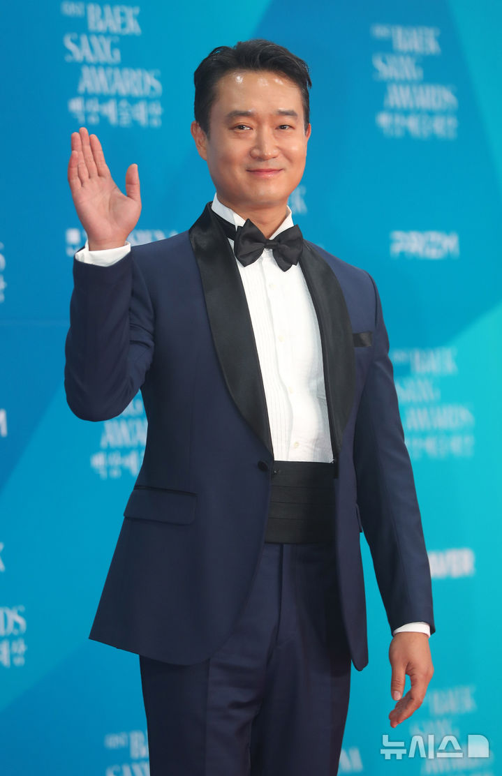 [서울=뉴시스] 김혜진 기자 = 배우 조우진이 5일 오후 서울 강남구 코엑스에서 열린 제61회 백상예술대상 시상식에서 포즈를 취하고 있다. 2025.05.05. jini@newsis.com