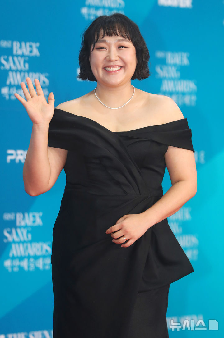 [서울=뉴시스] 김혜진 기자 = 방송인 이수지가 5일 오후 서울 강남구 코엑스에서 열린 제61회 백상예술대상 시상식에서 포즈를 취하고 있다. 2025.05.05. jini@newsis.com