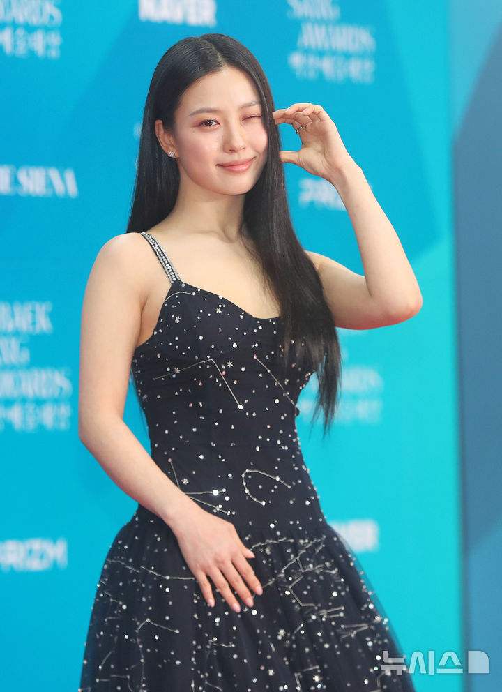 [서울=뉴시스] 김혜진 기자 = 배우 고민시가 5일 오후 서울 강남구 코엑스에서 열린 제61회 백상예술대상 시상식에서 포즈를 취하고 있다. 2025.05.05. jini@newsis.com