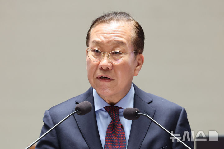 [서울=뉴시스] 권창회 기자 = 권영세 국민의힘 비상대책위원장이 5일 서울 여의도 국회에서 열린 의원총회에서 발언을 하고 있다. 2025.05.05. kch0523@newsis.com