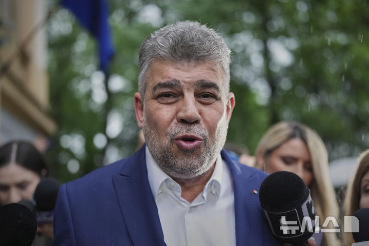 [부쿠레슈티=AP/뉴시스] 루마니아의 마르첼 치올라쿠 총리가 대통령 선거 1차 투표 패배의 책임을 지고 5일(현지 시간) 사임을 발표했다. 사진은 치올라쿠 총리가 부쿠레슈티의 사회민주당 당사 앞에서 기자회견 중인 모습. 2025.05.06