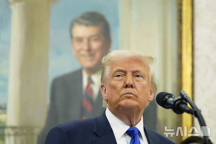 [워싱턴=AP/뉴시스]도널드 트럼프 미국 대통령이 마크 카니 캐나다 총리를 맞이해 '51번째 주 편입' 의사를 재확인했다. AP통신, 워싱턴포스트(WP), 뉴욕타임스(NYT) 등 미국 언론에 따르면 트럼프 대통령은 6일(현지 시간) 백악관 집무실 오벌 오피스에서 카니 총리를 만난 자리에서 캐나다 편입 관련 입장에 대해 "저는 아직도 그렇게 생각한다"며 "탱고를 추려면 두 사람이 필요하다"며 카니 총리의 협조를 요구했다. 사진은 트럼프 대통령이 5일 백악관 집무실에서 2027 미국프로풋볼(NFL) 드래프트 행사가 워싱턴DC 내셔널몰에서 진행될 예정이라고 발표하는 모습. 2025.05.06.