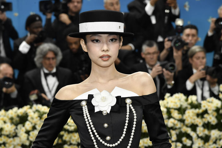 [뉴욕=AP/뉴시스] 블랙핑크 제니가 5일(현지시간) 미국 뉴욕의 메트로폴리탄 미술관 의상 연구소 전시회 개막 기념 자선 갈라(멧 갈라) '슈퍼파인: 블랙 스타일 테일러링(Superfine: Tailoring Black Style)'에 참석해 포토타임을 갖고 있다. 멧 갈라는 1948년부터 매년 5월 첫째 주 월요일에 열리는 자선 모금 행사다. 2025.05.06.