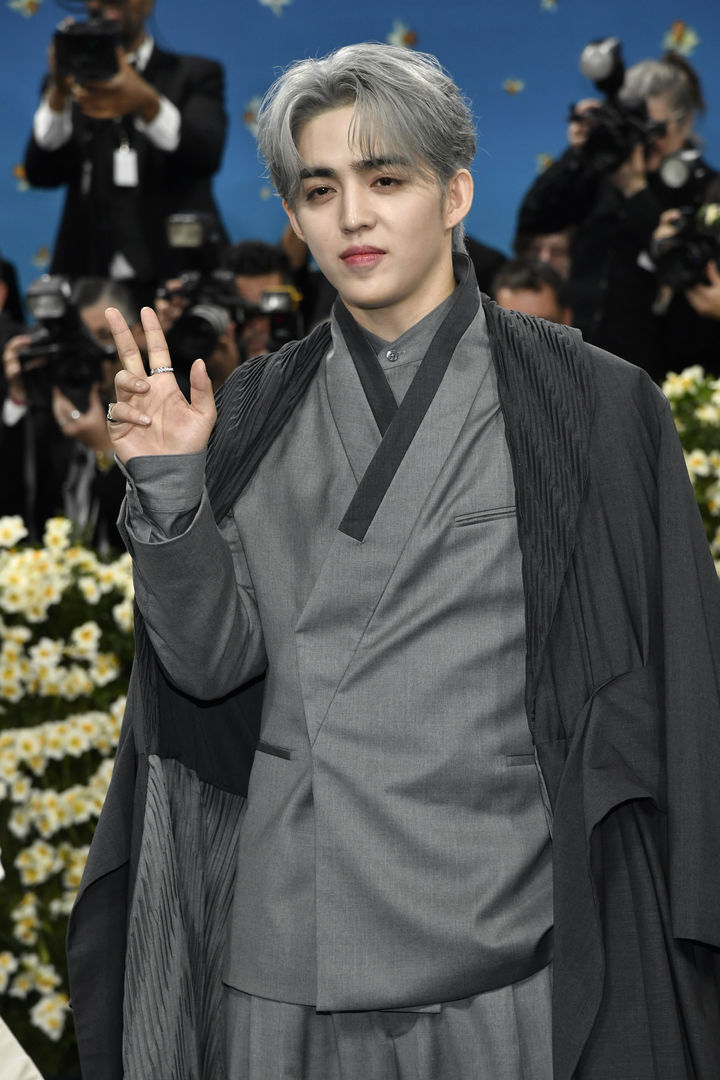 [뉴욕=AP/뉴시스] 그룹 '세븐틴' 리더 에스쿱스가 5일(현지시간) 미국 뉴욕의 메트로폴리탄 미술관 의상 연구소 전시회 개막 기념 자선 갈라(멧 갈라) '슈퍼파인: 블랙 스타일 테일러링(Superfine: Tailoring Black Style)'에 참석해 포토타임을 갖고 있다. 멧 갈라는 1948년부터 매년 5월 첫째 주 월요일에 열리는 자선 모금 행사다. 2025.05.06.