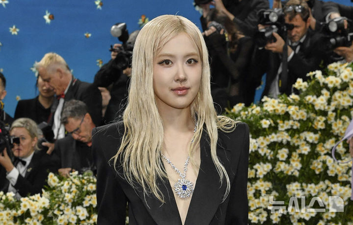 [뉴욕=AP/뉴시스] 블랙핑크 로제가 5일(현지 시간) 미국 뉴욕의 메트로폴리탄 미술관 의상 연구소 전시회 개막 기념 자선 갈라(멧 갈라) ‘슈퍼파인: 블랙 스타일 테일러링'(Superfine: Tailoring Black Style)’에 참석해 포토타임을 갖고 있다. 1948년에 시작된 멧 갈라는 매년 5월 첫째 주 월요일에 열리며 단순한 전시회 개막을 넘어 패션, 예술, 문화가 융합되는 글로벌 문화 행사로 자리매김했다. 2025.05.06.