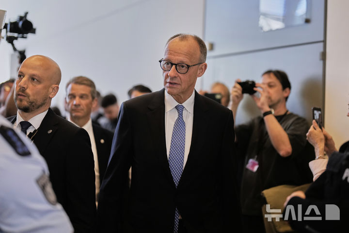 [베를린=AP/뉴시스] 프리드리히 메르츠 독일 기독민주당 대표가 6일(현지 시간) 독일 베를린 연방의회에서 열린 총리 투표에서 6표 차로 선출에 실패한 뒤 의회를 떠나고 있다. 2025.04.06.