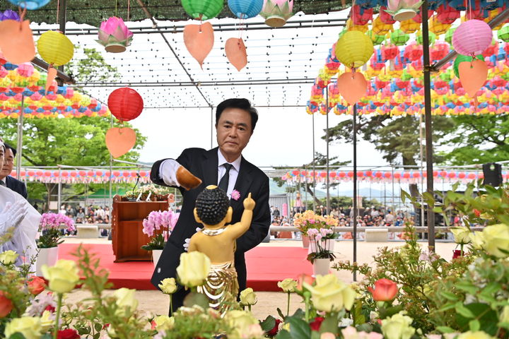 [홍성=뉴시스] 김태흠 충남지사가 석가탄신일을 맞아 수덕사 봉축법요식에 참여하고 있다.&nbsp; *재판매 및 DB 금지