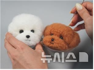 [김해=뉴시스]김해공예창작지원센터, 반려견 공예품. (사진=김해문화관광재단 제공). 2025.05.06. photo@newsis.com