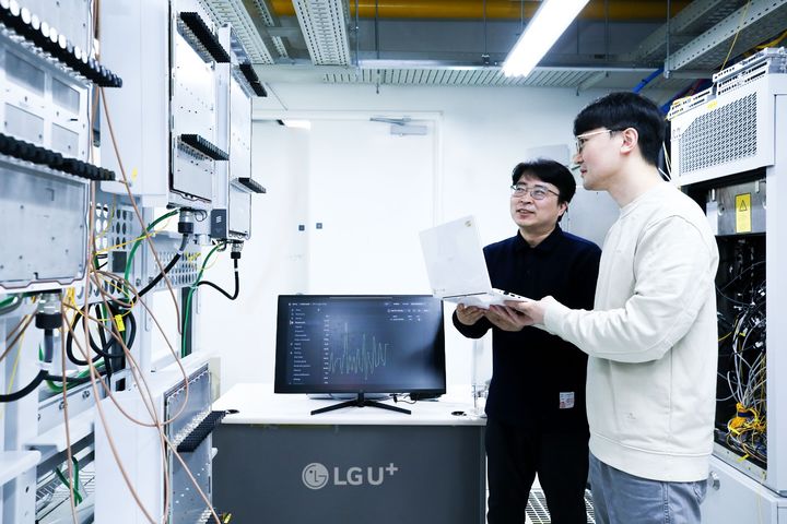 [서울=뉴시스] LG유플러스는 글로벌 통신 장비 제조사인 에릭슨과 함께 차세대 네트워크 구조인 클라우드랜(Cloud RAN) 아키텍처의 핵심 기술을 검증하고 관련 연구 협력을 강화하기로 했다. (사진=LGU+ 제공) *재판매 및 DB 금지