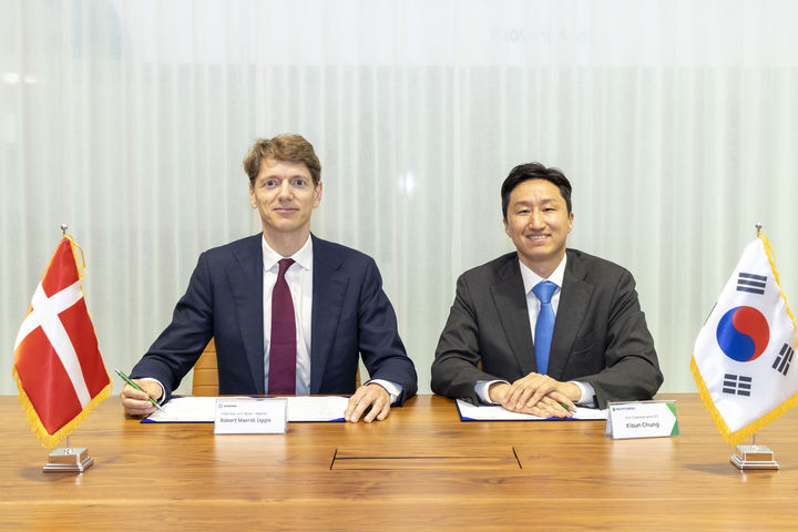 [서울=뉴시스]HD현대 정기선 수석부회장과 A.P. 몰러 머스크 로버트 머스크 우글라(Robert Maersk Uggla) 의장이 ‘탈탄소 해운 기술 발전 및 글로벌 통합 물류 서비스 분야의 포괄적 협력 관계 구축을 위한 양해각서(MOU)’에 서명하고 있다. (사진=HD현대 제공) 2025.05.06. photo@newsis.com *재판매 및 DB 금지