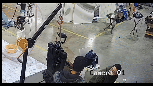 [서울=뉴시스] 중국의 한 로봇 연구소에서 휴머노이드 로봇이 난동을 부려 인간을 다치게 할뻔한 일이 발생했다.(영상=유튜브 채널 '휴머노이드 로봇 가이드 투더 갤럭시' 갈무리) *재판매 및 DB 금지