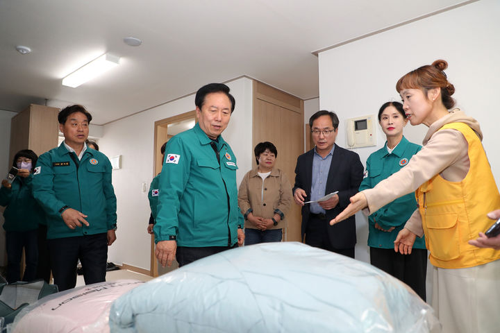 [안동=뉴시스] 권기창 안동시장이 산불피해 이재민이 입주한 공공임대주택을 살펴보고 있다. (사진=안동시 제공) 2025.05.06. photo@newsis.com *재판매 및 DB 금지