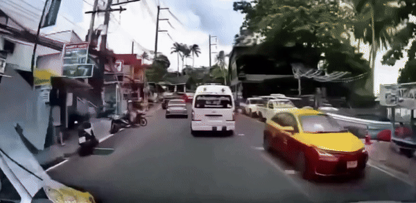 [서울=뉴시스] 태국에서 한 택시가 중환자를 태운 구급차를 막고 길을 비켜주지 않아 형사 고발을 당했다. 환자는 병원 이송 중 사망했다. (사진=SCMP) *재판매 및 DB 금지