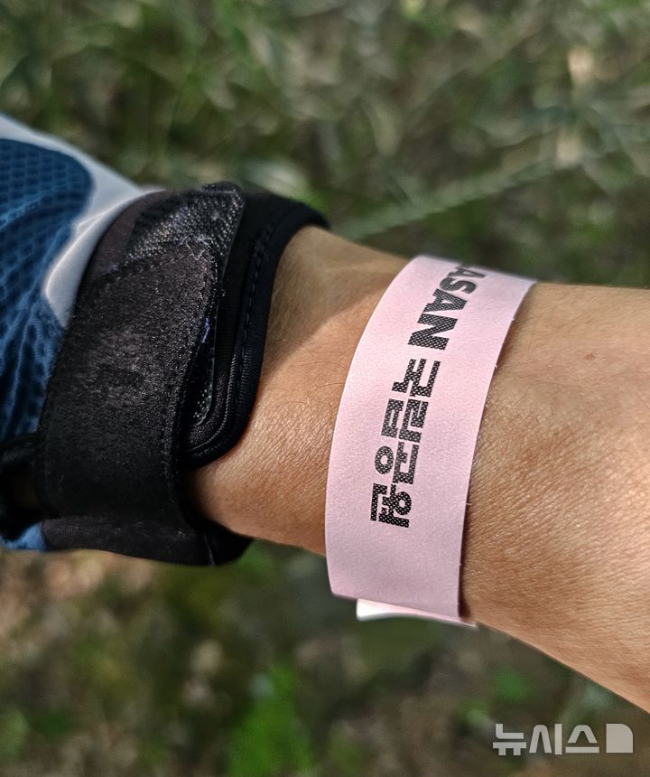 [제주=뉴시스] 임재영 기자 = 4일 오전 관음사탐방로 입구에서 배포한 정상탐방 허가용 띠지. 2025.05.04. ijy788@newsis.com